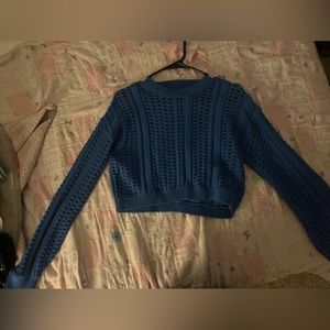 A trendy cropped, knitted sweater. In a beautiful royal blue color.
